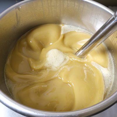 Fabrication-4-Emulsion-apres-ajout-de-la-lessive-de-soude-aux-huiles-vegetales Fabrication-4-Emulsion-apres-ajout-de-la-lessive-de-soude-aux-huiles-vegetales