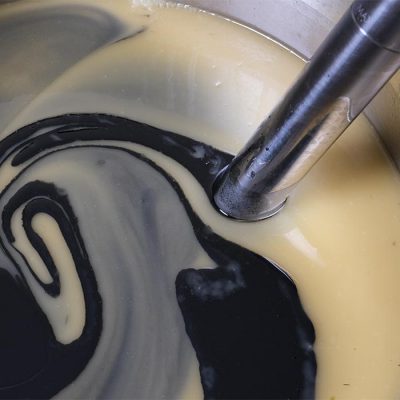 Fabrication-5-Ajout-du-melange-huiles-essentielles-colorants Fabrication-5-Ajout-du-melange-huiles-essentielles-colorants